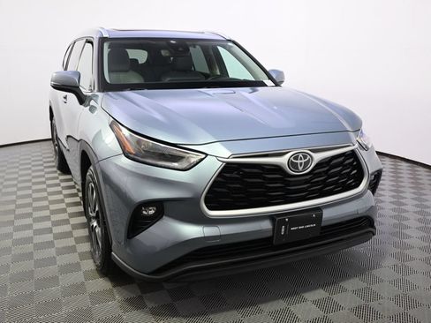 Used 2021 Toyota Highlander XLE AWD/4WD image 9