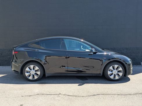 Used 2024 Tesla Model Y Long Range AWD/4WD image 4