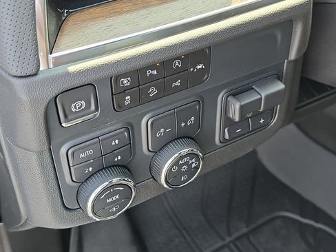 New 2025 Chevrolet Suburban High Country image 18