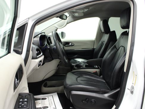 Used 2022 Chrysler Pacifica Touring-L FWD image 12