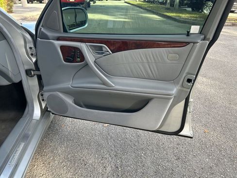 Used 2000 Mercedes-Benz E 320 Sedan image 22