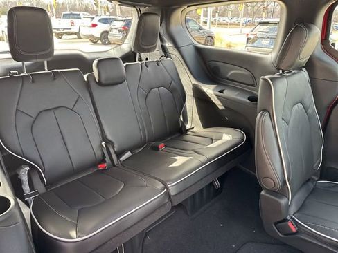 New 2026 Chrysler Pacifica Limited FWD image 19