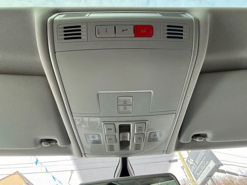 Used 2018 Volkswagen Tiguan SE w/ Panoramic Sunroof Package image 41