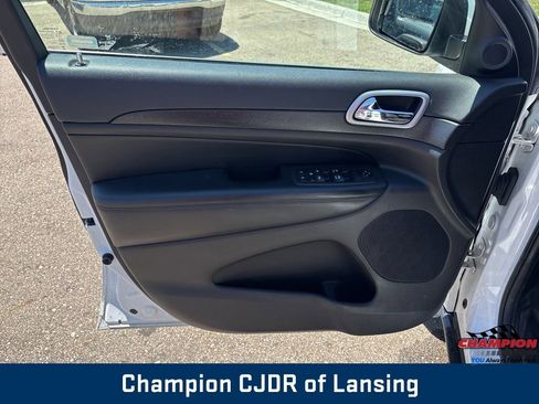 Used 2018 Jeep Grand Cherokee Laredo AWD/4WD image 14