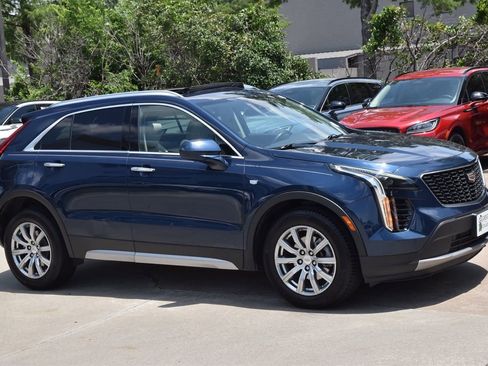 Used 2020 Cadillac XT4 Premium Luxury w/ Cold Weather Package FWD image 5