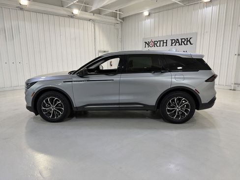 Used 2024 Lincoln Nautilus Premier image 2