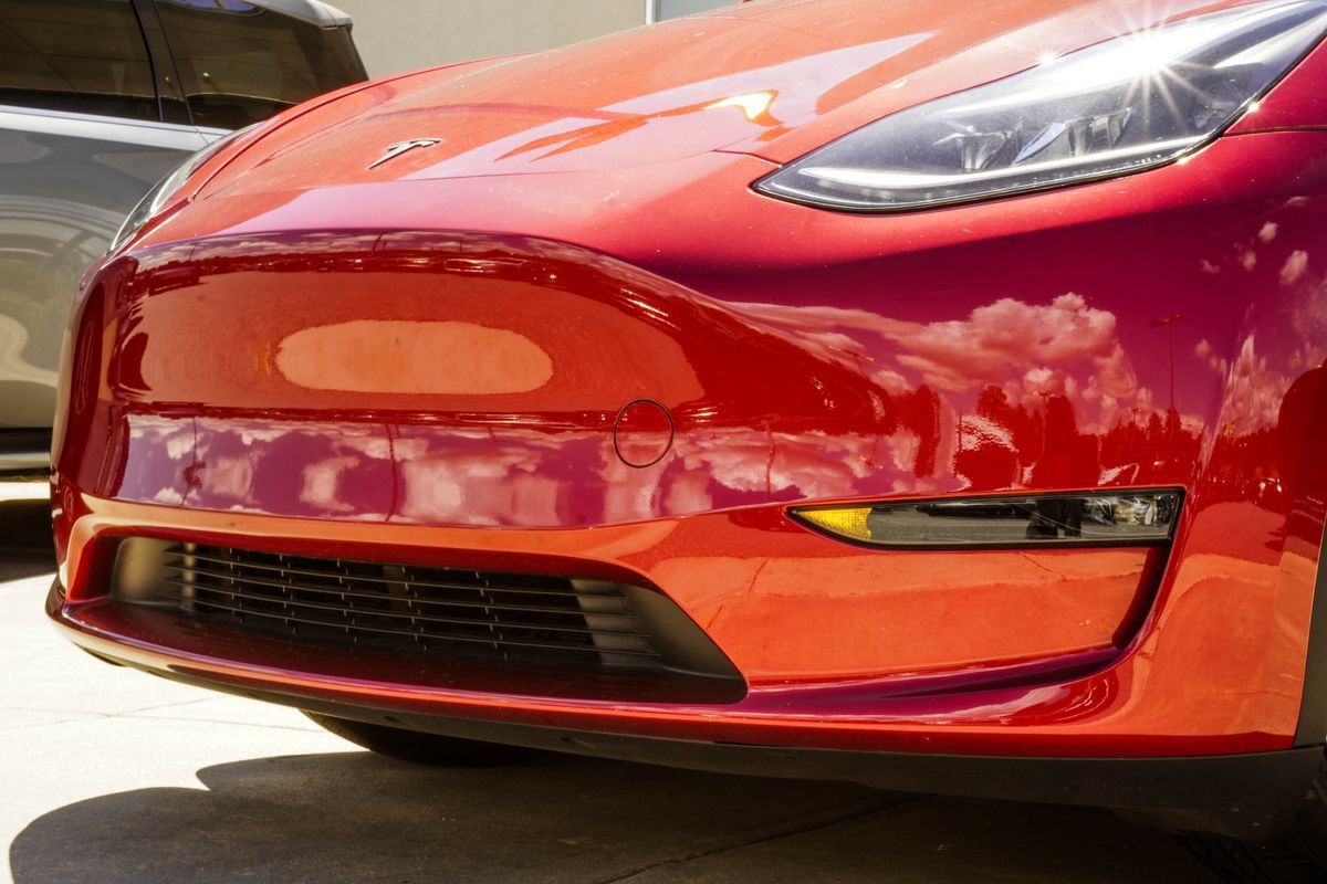 Used 2024 Tesla Model Y Long Range AWD/4WD image 2