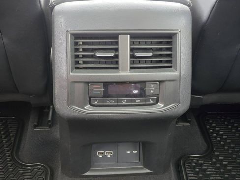 Used 2021 Volkswagen Atlas SEL Premium image 32