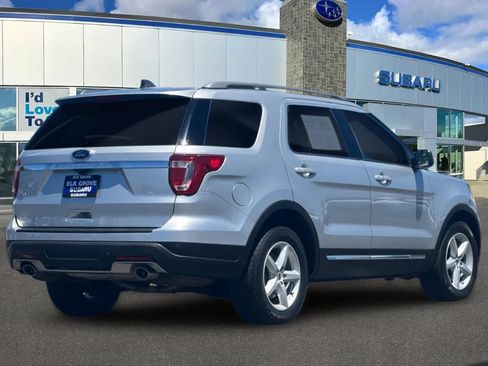 Used 2018 Ford Explorer XLT FWD image 2