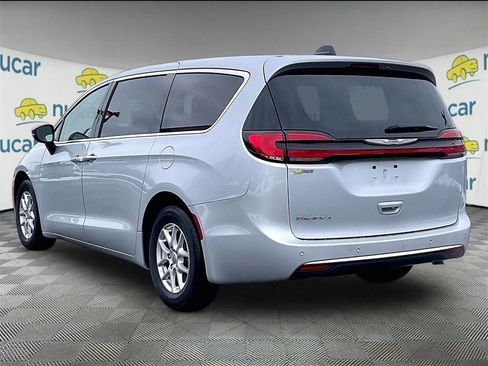 Used 2024 Chrysler Pacifica Touring-L image 4