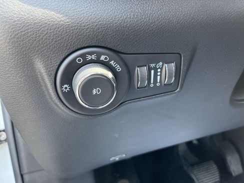 Used 2025 Jeep Compass Trailhawk AWD/4WD image 16