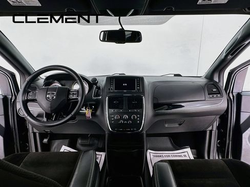 Used 2017 Dodge Grand Caravan SE FWD image 12