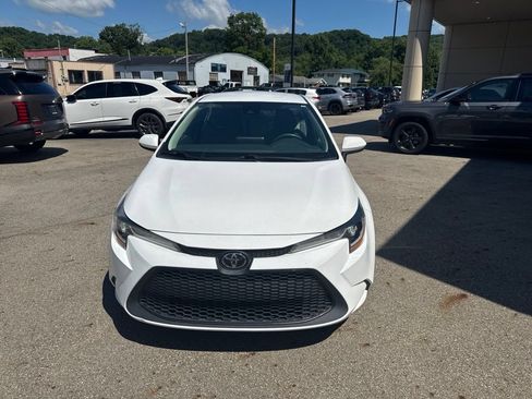 Used 2022 Toyota Corolla LE FWD image 2