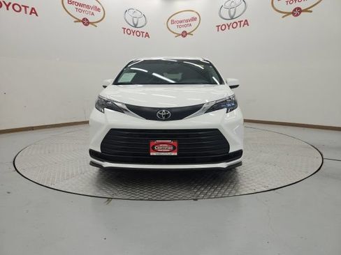 Used 2026 Toyota Sienna LE FWD image 4