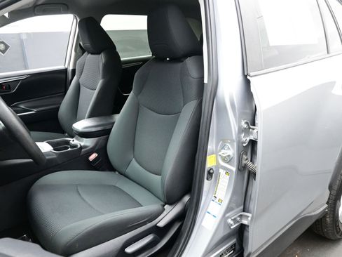 Used 2019 Toyota RAV4 LE image 11