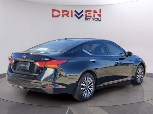 Used 2023 Nissan Altima 2.5 SV image 4