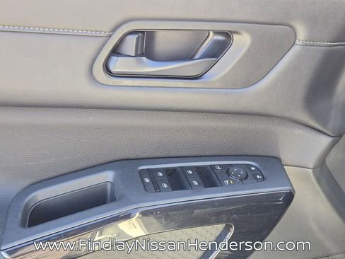 Used 2025 Nissan Pathfinder SV FWD image 21
