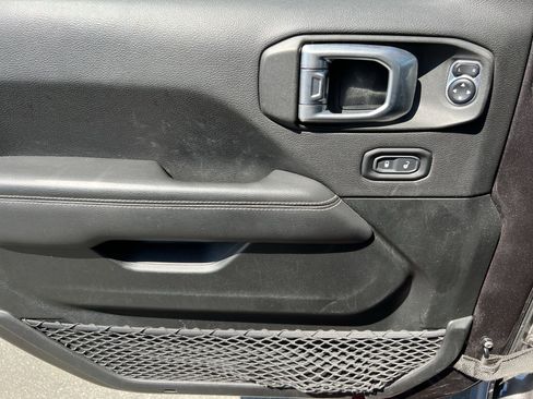 Used 2020 Jeep Wrangler Unlimited Sahara image 14