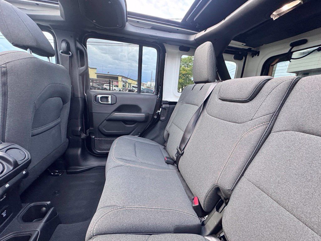 Used 2026 Jeep Wrangler Unlimited Sahara AWD/4WD image 17