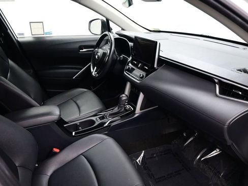 Used 2023 Toyota Corolla Cross XLE w/ Convenience Package FWD image 10