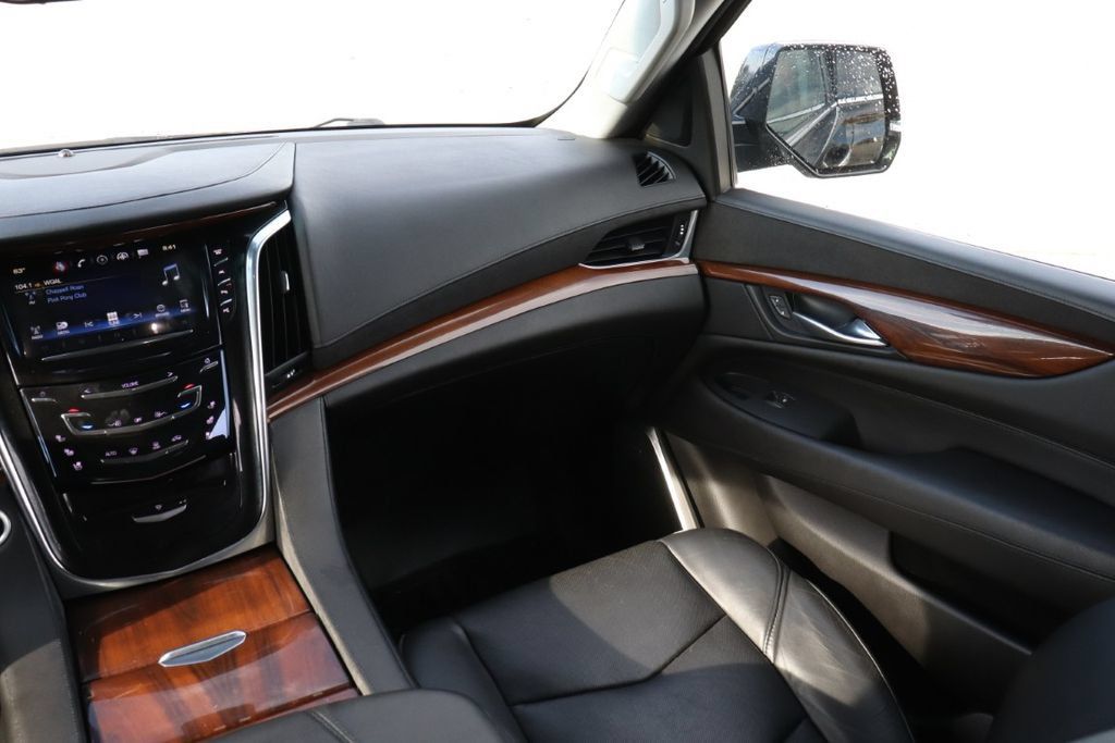 Used 2017 Cadillac Escalade Luxury AWD/4WD image 14