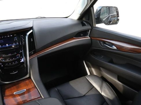 Used 2017 Cadillac Escalade Luxury AWD/4WD image 14