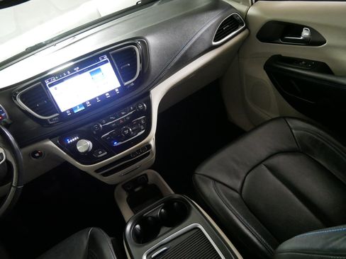 Used 2021 Chrysler Pacifica Touring-L FWD image 11