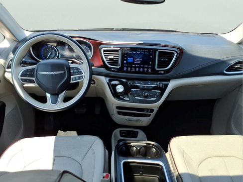 Used 2017 Chrysler Pacifica Limited w/ UConnect Theater Package FWD image 17