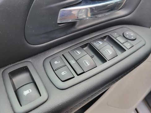 Used 2014 Dodge Grand Caravan SXT FWD image 17