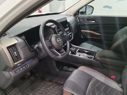 Used 2024 Nissan Pathfinder Platinum image 14