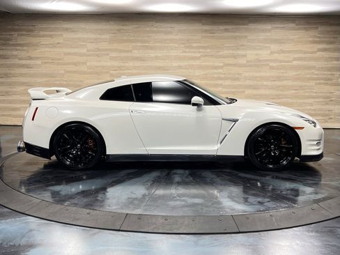 Used 2016 Nissan GT-R Premium image 16