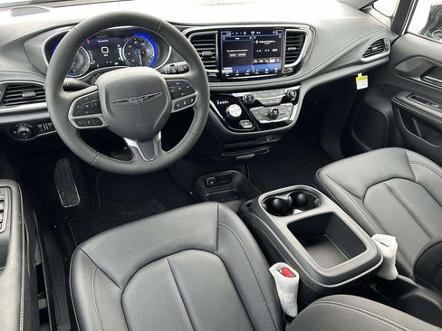 New 2026 Chrysler Pacifica Select image 6