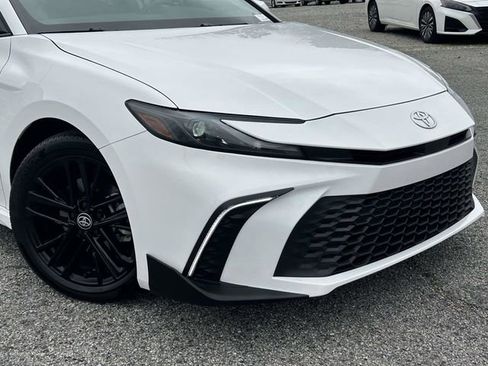 Used 2025 Toyota Camry SE w/ Convenience Package image 9