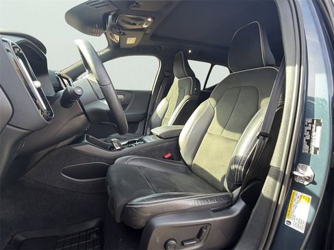 Used 2022 Volvo XC40 T5 R-Design w/ Advanced Package image 9