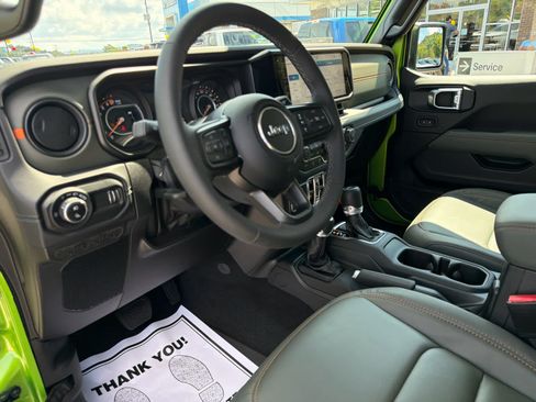 Used 2025 Jeep Gladiator Mojave w/ Safety Group AWD/4WD image 15