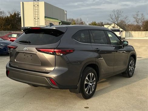 Used 2024 Toyota Highlander XLE image 4