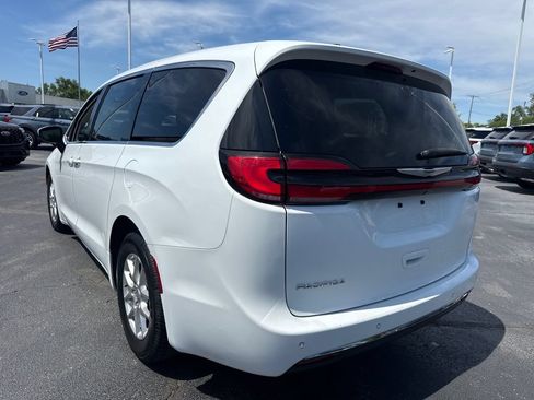 Used 2023 Chrysler Pacifica Touring-L FWD image 10