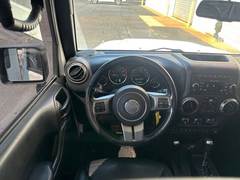 Used 2018 Jeep Wrangler Unlimited Sahara AWD/4WD image 2