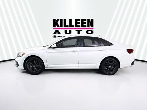 Used 2024 Volkswagen Jetta SE FWD image 4