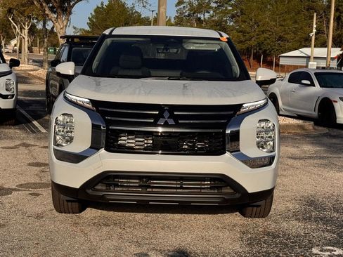 New 2026 Mitsubishi Outlander ES image 2