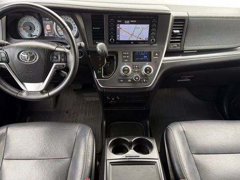 Used 2019 Toyota Sienna SE w/ SE Preferred Package FWD image 12