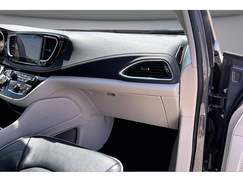 Certified 2023 Chrysler Pacifica Limited AWD/4WD image 20