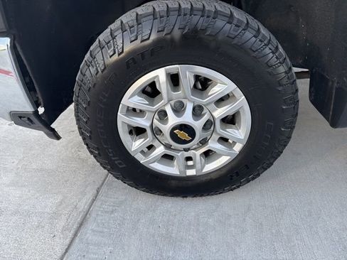 Used 2024 Chevrolet Silverado 2500 LT w/ Convenience Package image 5