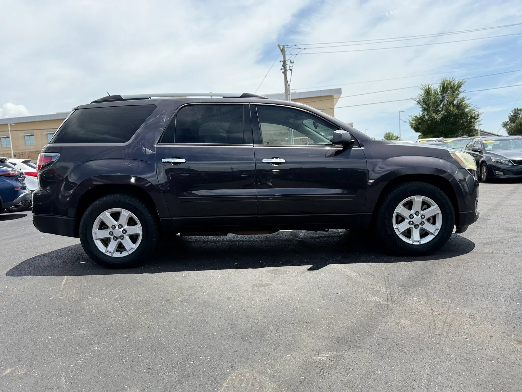 Used 2016 GMC Acadia SLE FWD image 2
