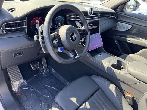 Used 2025 Maserati Grecale Modena image 11