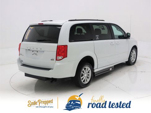 Used 2016 Dodge Grand Caravan SXT w/ UConnect Hands-Free Group image 5