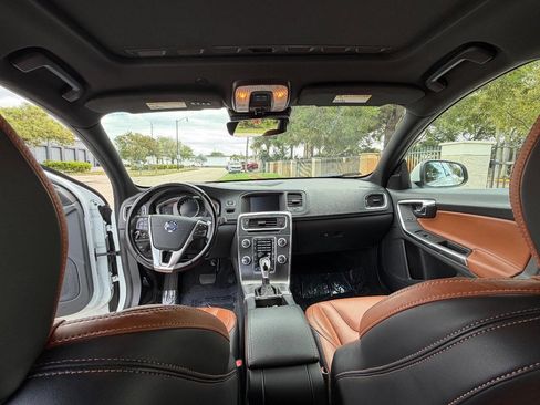 Used 2015 Volvo V60 T5 Platinum image 11