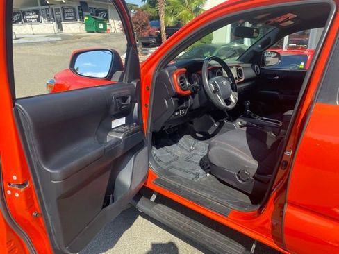 Used 2017 Toyota Tacoma TRD Off-Road image 11