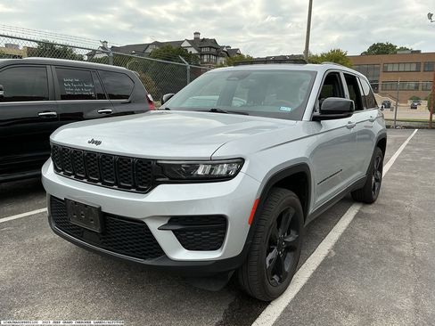 Used 2023 Jeep Grand Cherokee Altitude AWD/4WD image 4