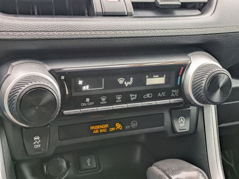 Used 2020 Toyota RAV4 LE image 18